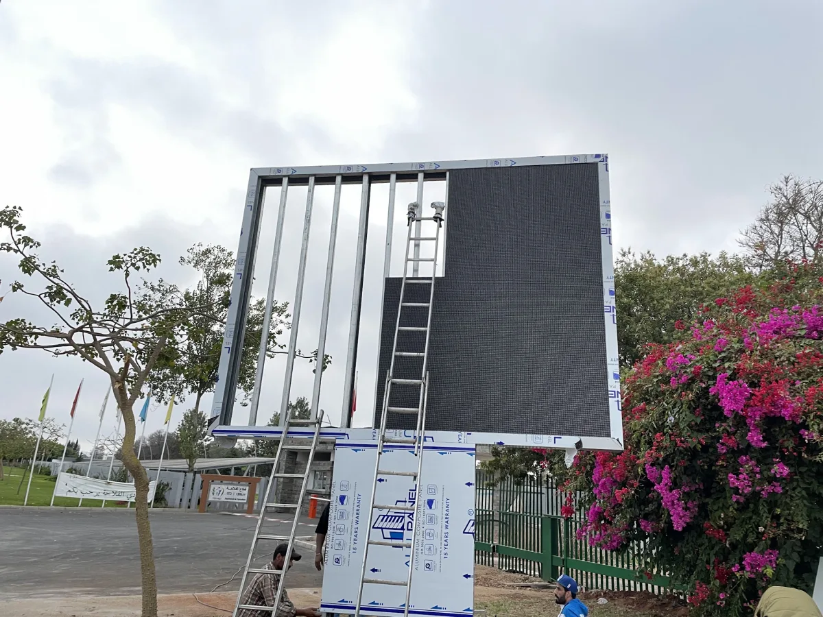 Installation d'un écran LED par les équipes Fekra Systems au Maroc